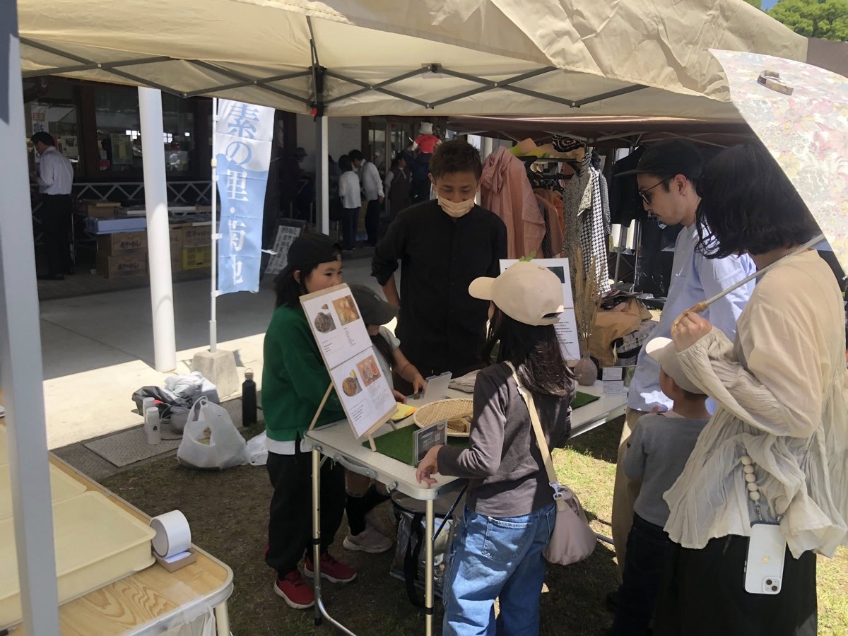 マルシェで交流する人々