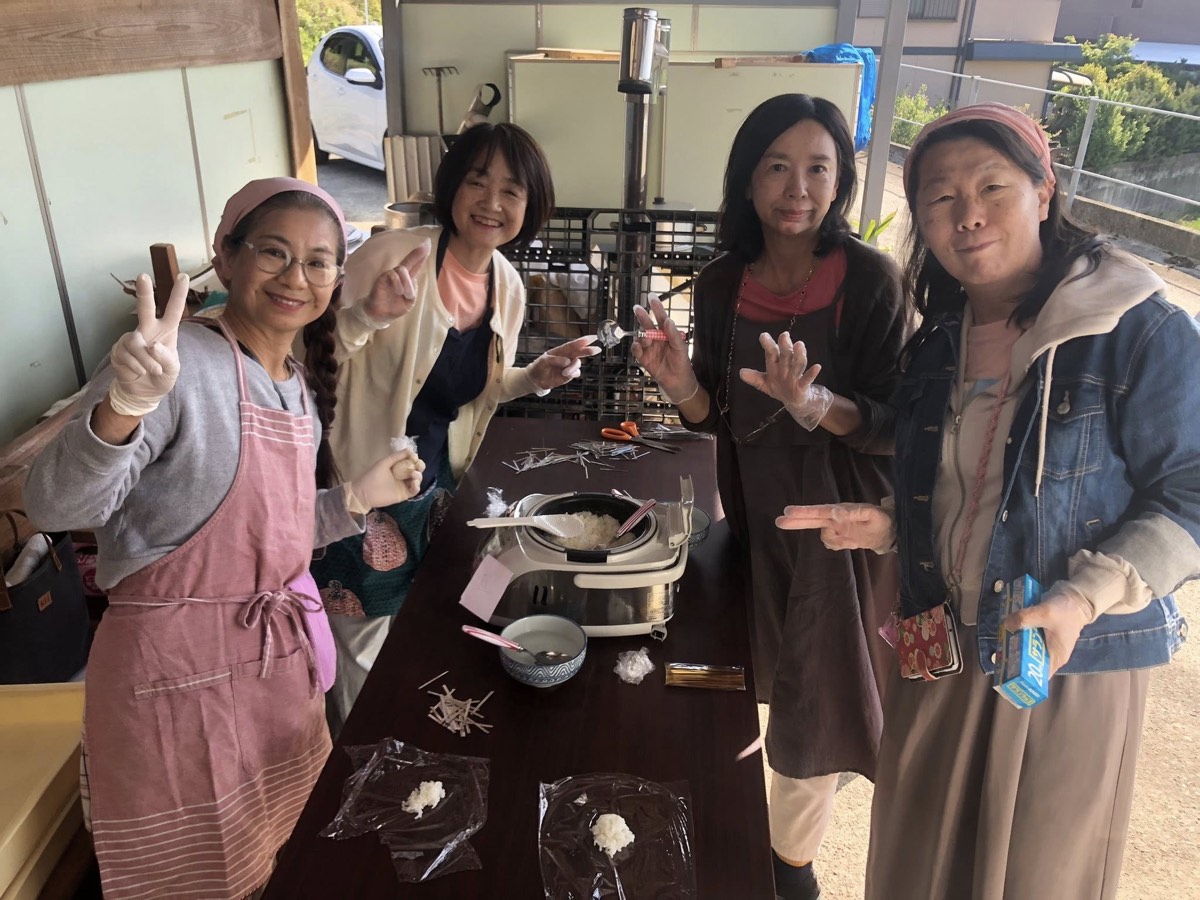 食卓を囲んで学び合うおもけんの参加者