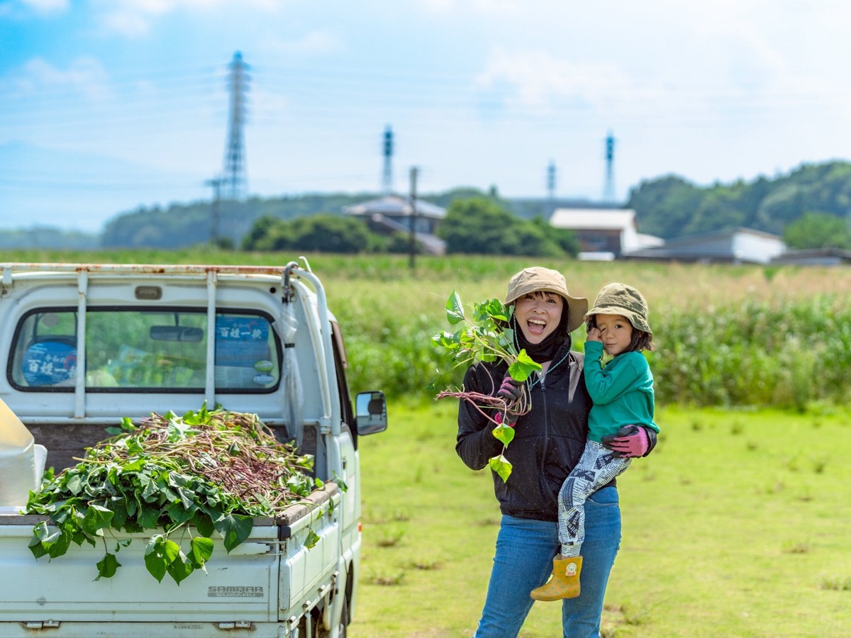 食を囲んで交流する人々